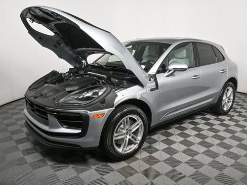 Certified 2025 Porsche Macan image 33