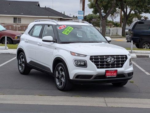 Used 2025 Hyundai Venue SEL FWD image 3