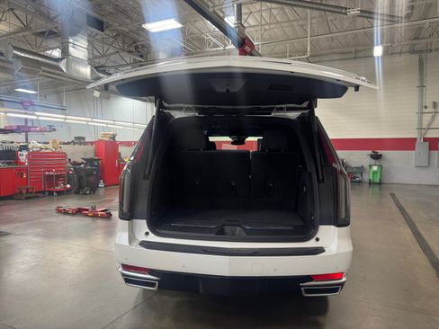 Used 2024 Cadillac Escalade Luxury AWD/4WD image 34