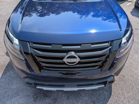 Used 2025 Nissan Pathfinder Platinum w/ Black Appearance Package FWD image 12