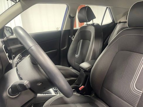 Used 2024 Hyundai Venue Limited FWD image 19