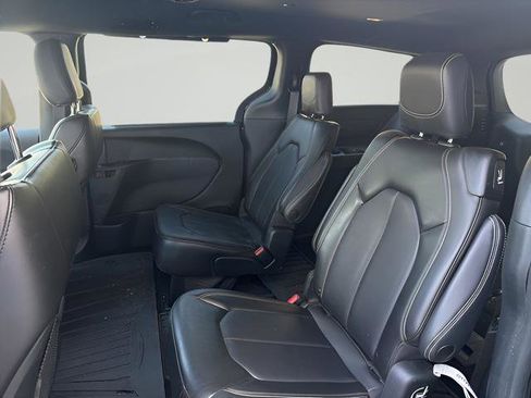 Used 2023 Chrysler Pacifica Touring-L w/ S Appearance Package FWD image 9