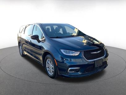 Used 2025 Chrysler Pacifica Select