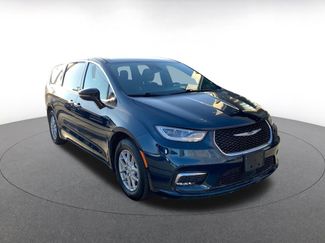 Used 2025 Chrysler Pacifica Select video 1