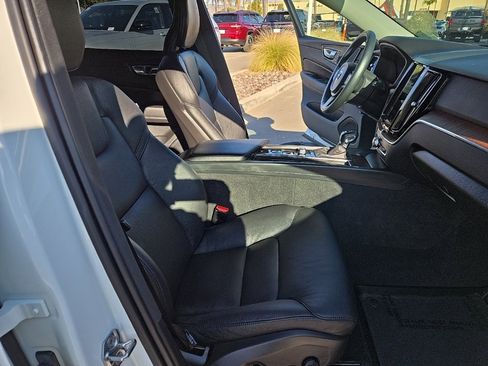 Used 2021 Volvo XC60 T5 Momentum w/ Premium Package image 33