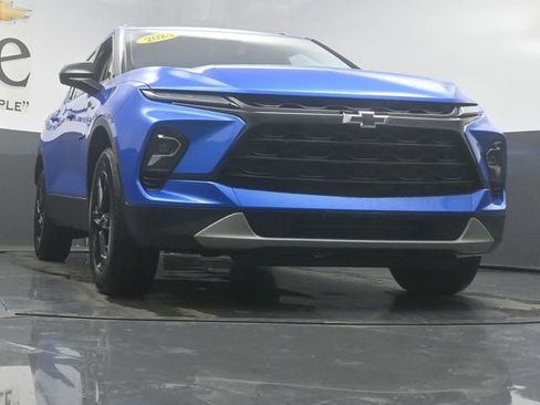 Used 2024 Chevrolet Blazer LT w/ Convenience Package FWD image 3