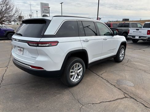 Used 2025 Jeep Grand Cherokee Laredo RWD image 6