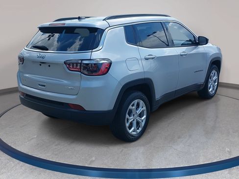 Used 2024 Jeep Compass Latitude AWD/4WD image 5