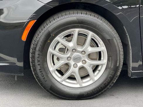 Used 2024 Chrysler Pacifica Touring-L FWD image 15