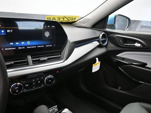 New 2026 Chevrolet Trax LT w/ Sunroof Package FWD image 21