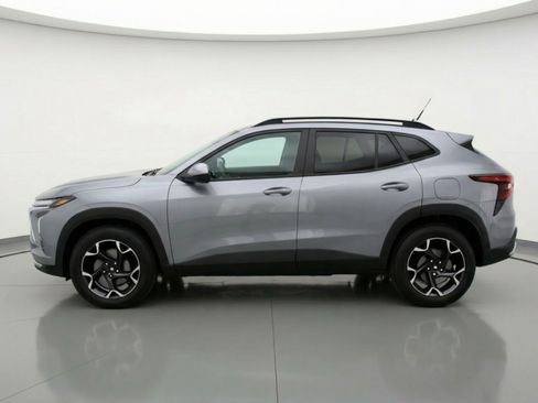 Used 2025 Chevrolet Trax LT FWD image 5