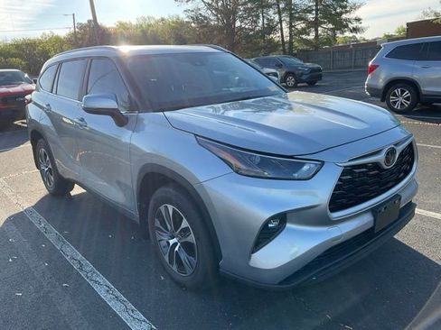 Used 2024 Toyota Highlander XLE image 3