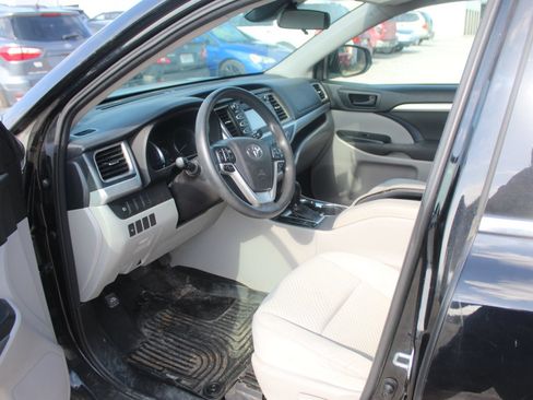 Used 2017 Toyota Highlander LE w/ Carpet Mat Package FWD image 10