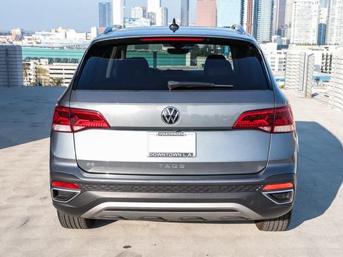 Used 2022 Volkswagen Taos SE w/ Panoramic Sunroof Package image 7