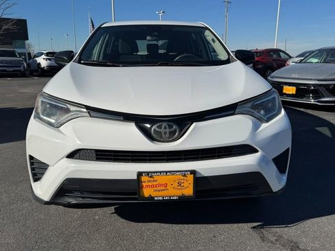 Used 2018 Toyota RAV4 LE image 9