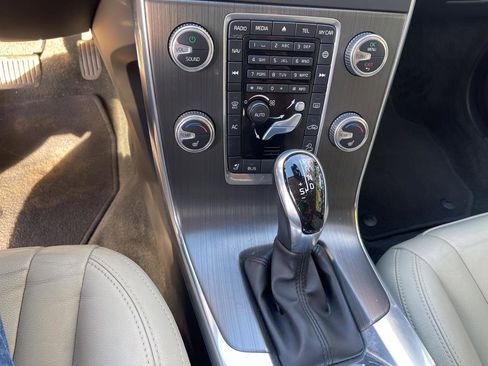 Used 2015 Volvo V60 T5 Cross Country image 21