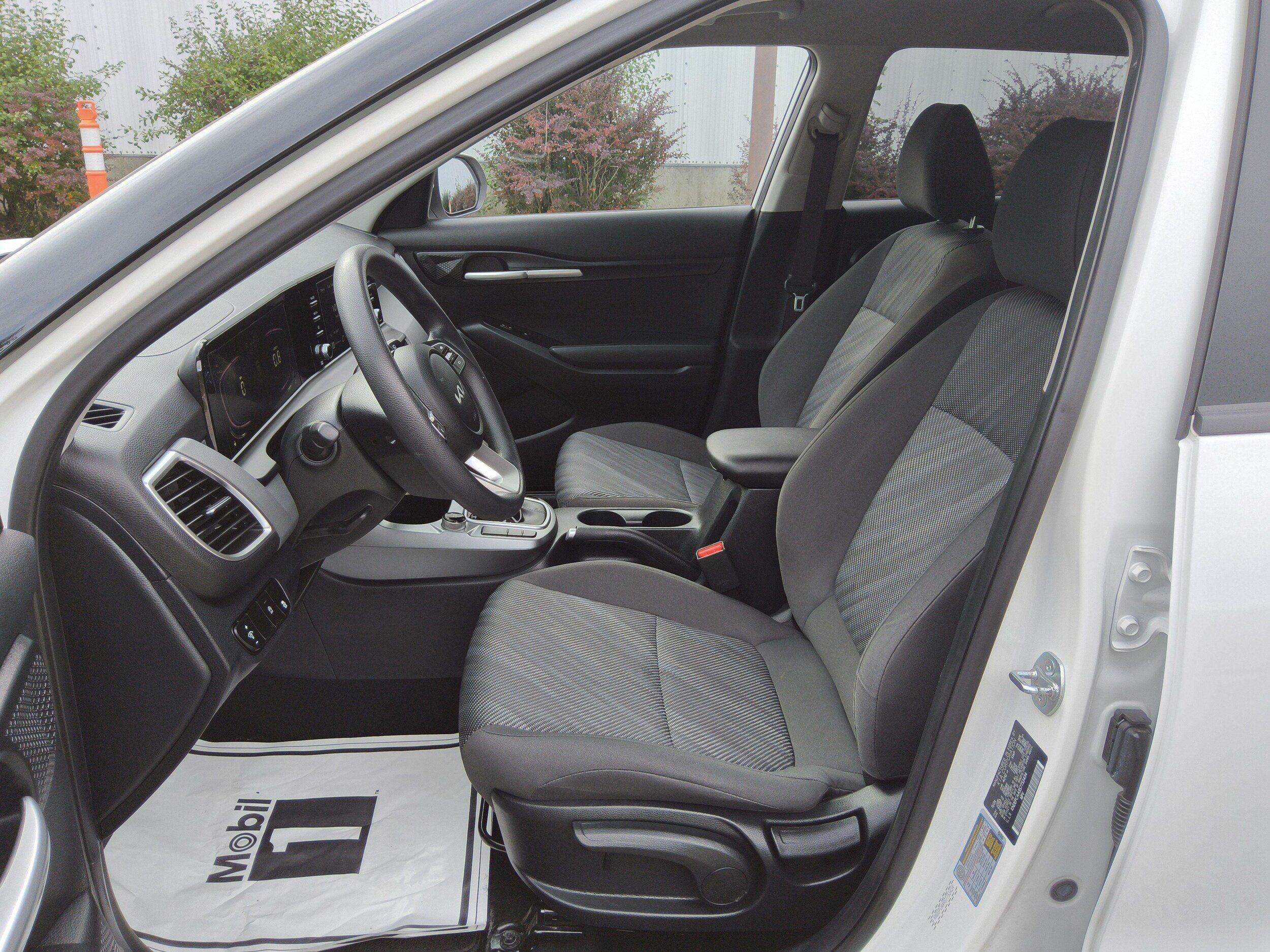 Used 2025 Kia Seltos LX AWD/4WD image 11