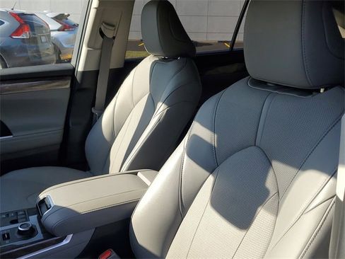 Used 2023 Toyota Highlander Limited image 16