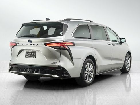 Used 2022 Toyota Sienna XSE AWD/4WD image 5
