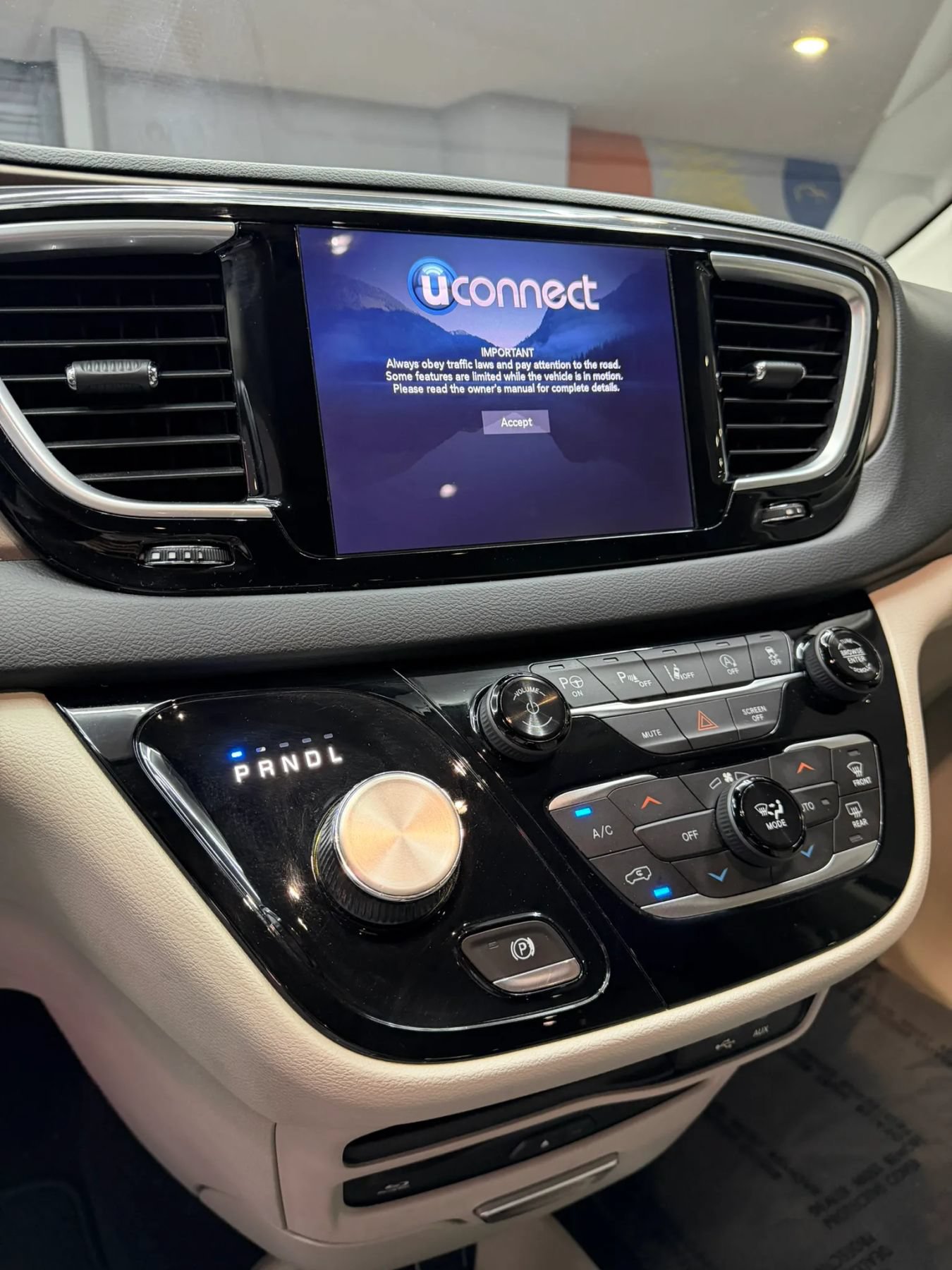 Used 2018 Chrysler Pacifica Touring-L Plus w/ Advanced Safetytec Group FWD image 20