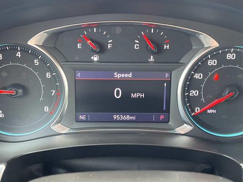 Used 2022 Chevrolet Traverse LT FWD image 17