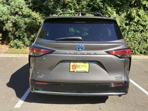 Certified 2023 Toyota Sienna Limited image 18