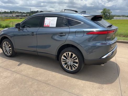 Used 2024 Toyota Venza XLE AWD/4WD image 7