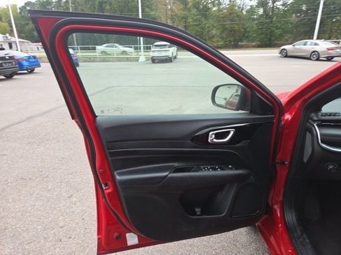 Used 2023 Jeep Compass Limited image 9