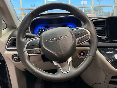 Used 2022 Chrysler Pacifica Touring-L FWD image 22
