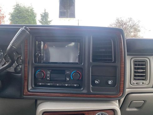 Used 2004 Cadillac Escalade Luxury image 15