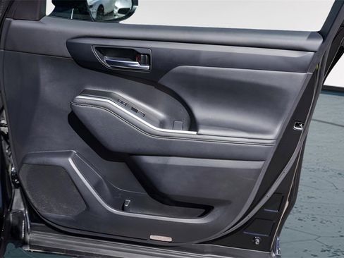 Used 2023 Toyota Highlander XLE image 32