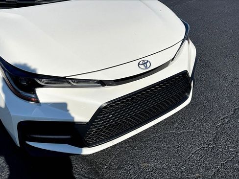 Used 2021 Toyota Corolla SE w/ SE Premium Package image 3
