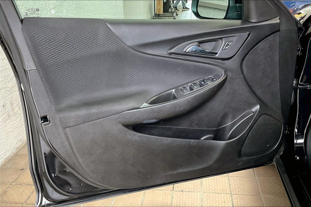 Used 2024 Chevrolet Malibu LT FWD image 2