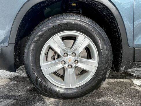 Used 2022 Chevrolet Trax LT w/ LT Convenience Package image 9