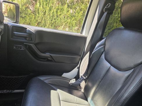 Used 2015 Jeep Wrangler Unlimited Sahara AWD/4WD image 16