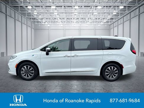 Used 2023 Chrysler Pacifica Limited FWD image 4