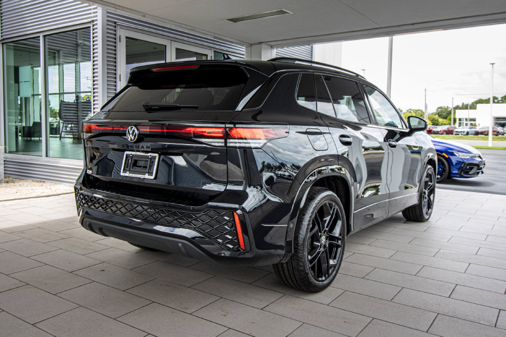 New 2026 Volkswagen Tiguan SE R-Line FWD image 2