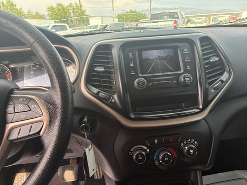 Used 2017 Jeep Cherokee Sport FWD image 19
