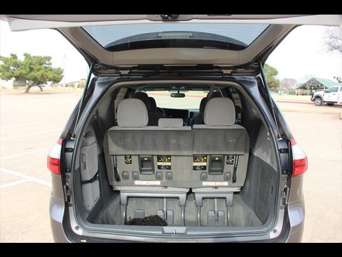 Used 2017 Toyota Sienna LE image 10
