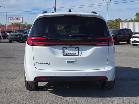 New 2026 Chrysler Pacifica Select w/ S Appearance Package image 6