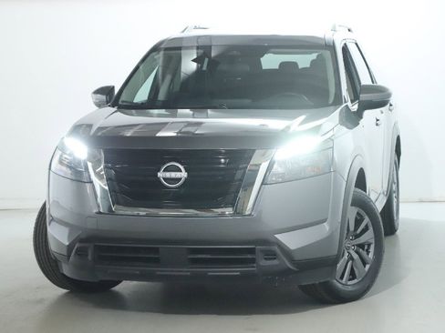 Used 2025 Nissan Pathfinder SV image 3