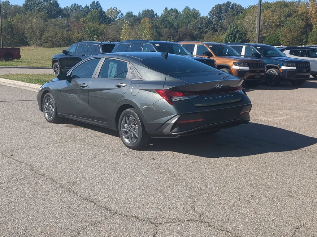 Used 2024 Hyundai Elantra SEL FWD image 3
