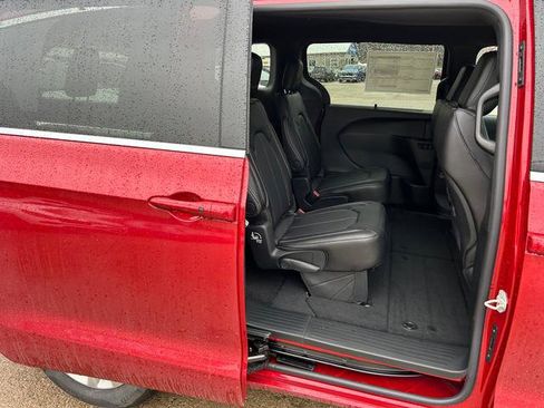 New 2026 Chrysler Pacifica Select image 20