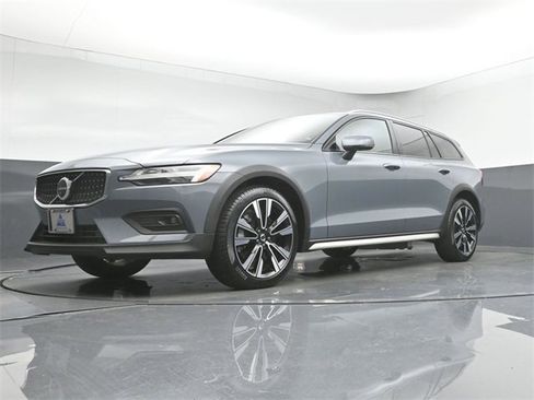 Used 2024 Volvo V60 B5 Cross Country Ultimate image 40