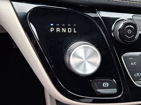 Used 2022 Chrysler Pacifica Touring-L image 19