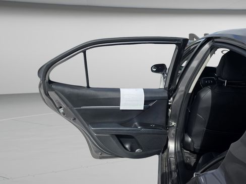 Used 2019 Toyota Camry SE image 18
