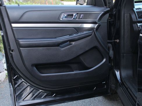 Used 2018 Ford Explorer XLT w/ Equipment Group 202A image 12