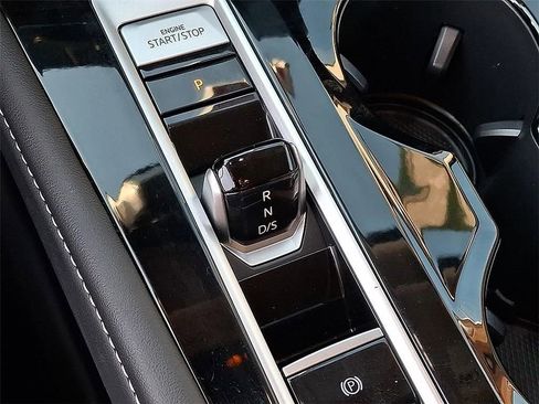 Used 2025 Volkswagen Atlas SE image 14