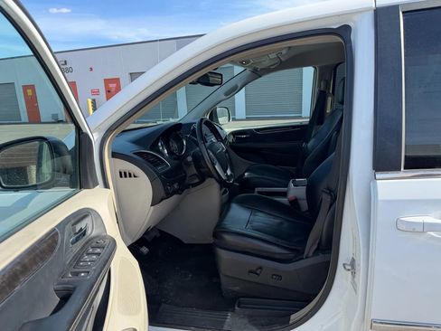 Used 2015 Chrysler Town & Country Touring-L image 10