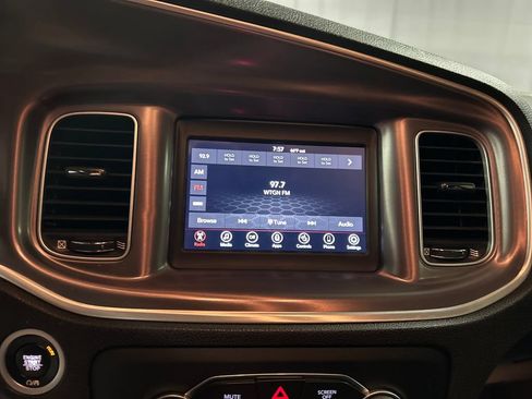 Used 2019 Dodge Charger SXT w/ Leather Interior Group RWD image 17